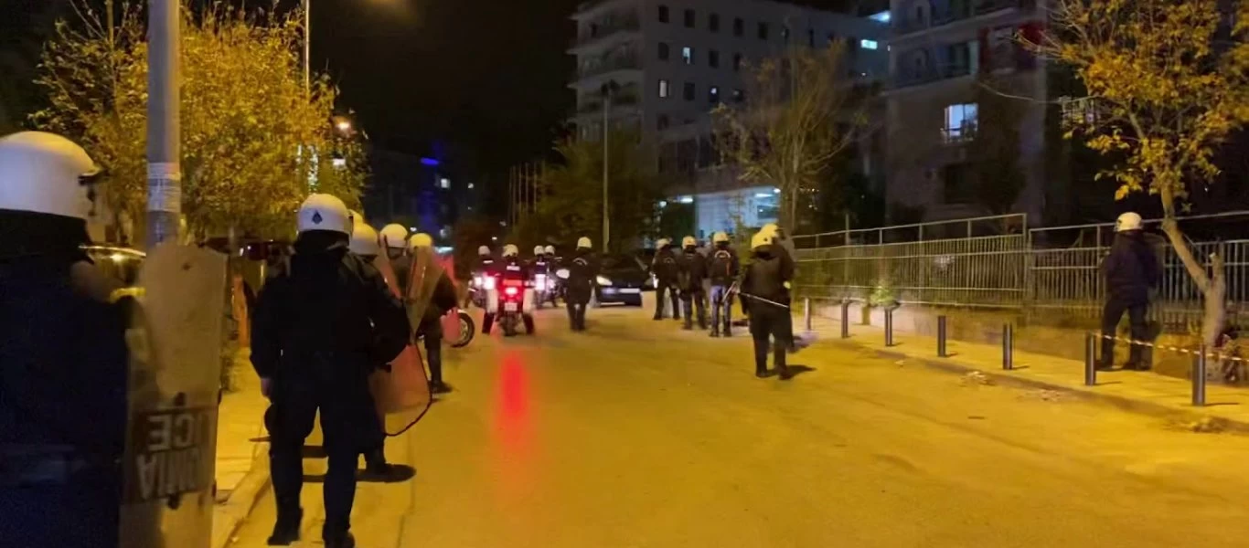 Θεσσαλονίκη: Ένταση με χημικά έξω από το ΑΠΘ - Η ΕΛ.ΑΣ έκανε προσαγωγές (βίντεο)